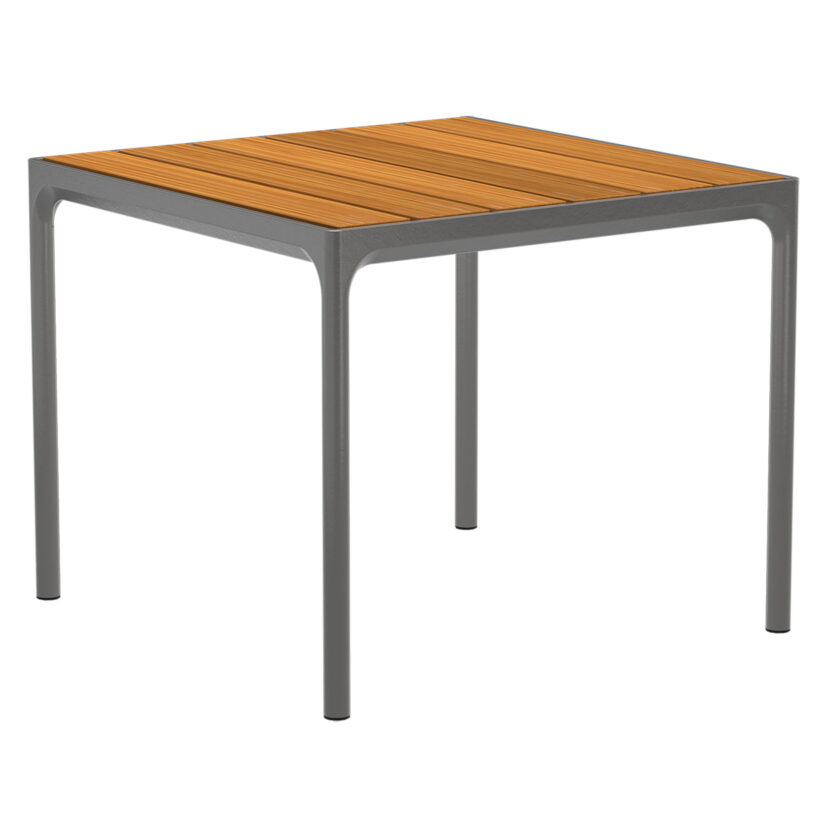Four matbord i storleken 90x90 cm med grått stativ och bordsskiva i bambu.