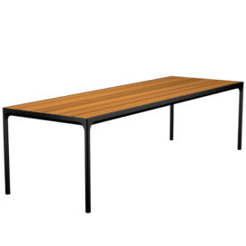 Four matbord i storleken 270x90 cm med svart stativ och bordsskiva i bambu.