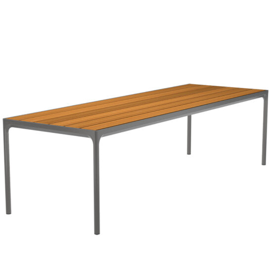 Four matbord i storleken 270x90 cm med svart stativ och bordsskiva i bambu.