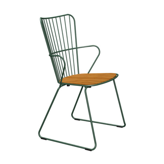 Paon karmstol med stålstativ i tallgrönt.