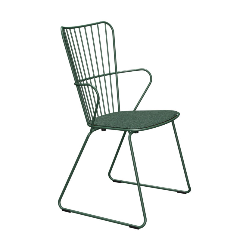 Paon karmstol med stålstativ i tallgrönt och dyna i färgen alpingrön.