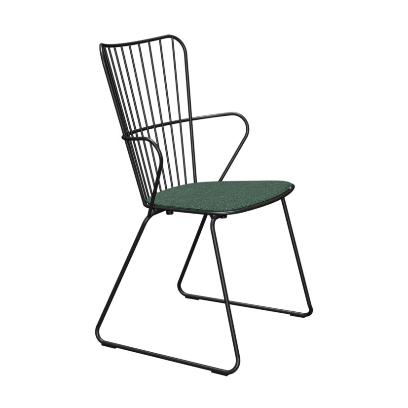 Paon karmstol med stålstativ i svart och dyna i färgen alpingrön.