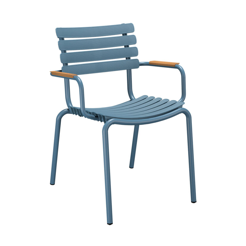 ReClips stol i färgen Sky Blue med armstöd i bambu.
