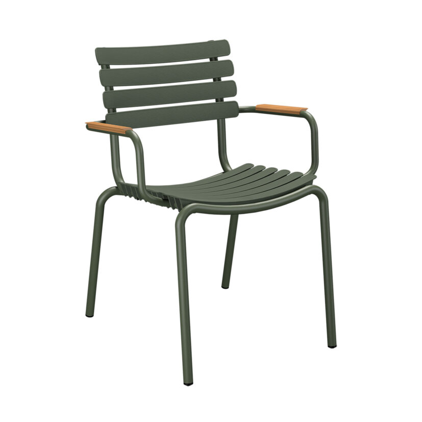 ReClips stol i färgen Olivgrön med armstöd i bambu.