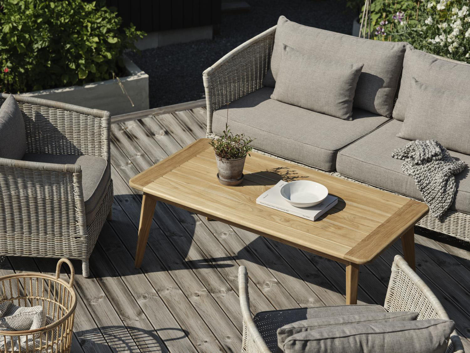 Djup, mjuk och elegant är denna fåtölj – här vill du slå dig ner. Höga armstöd och en...