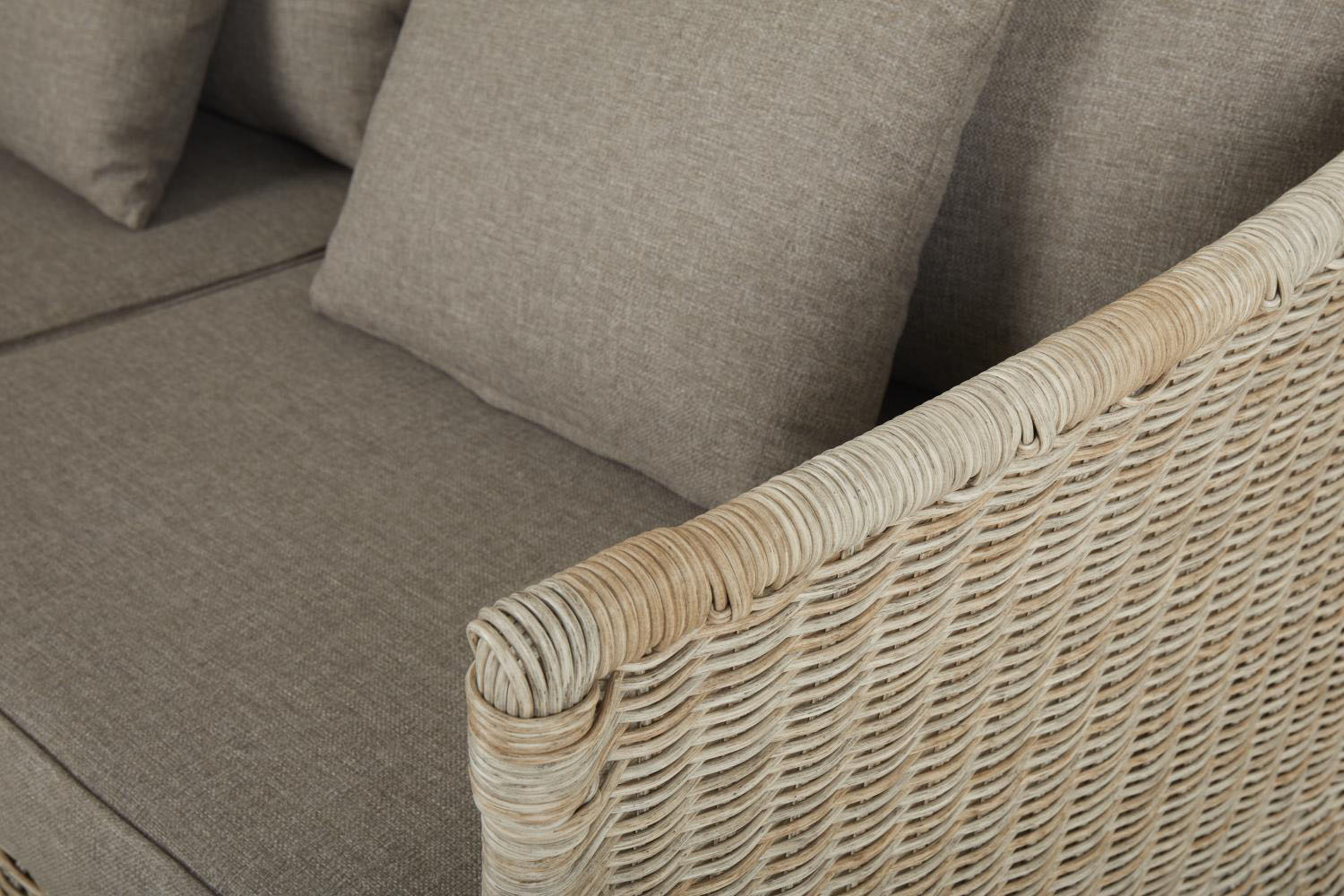 Djup, mjuk och elegant är denna fåtölj – här vill du slå dig ner. Höga armstöd och en...