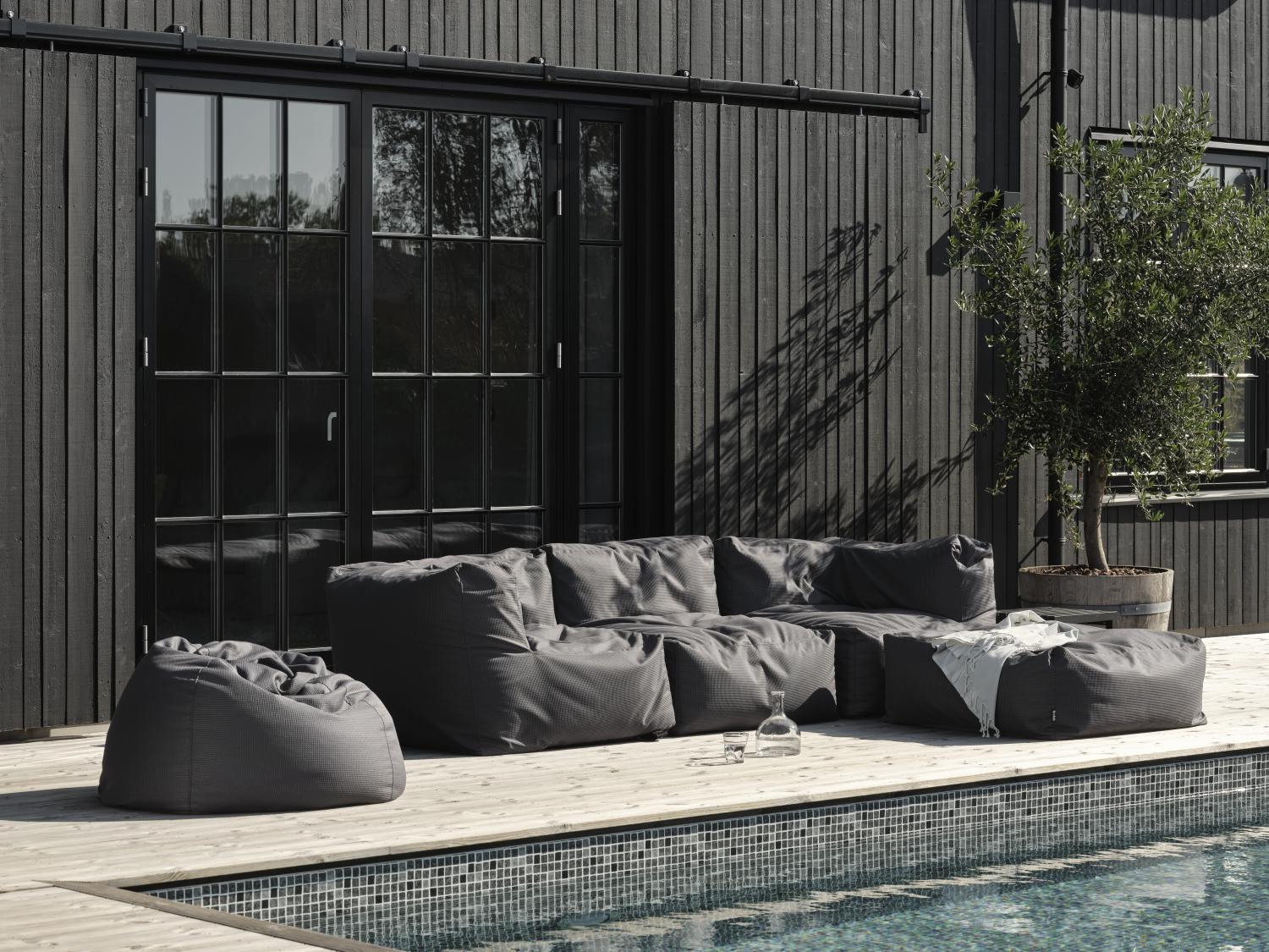 Låt denna mjuka fotpall blir den perfekta sista pusselbiten i uteplatsens loungehörna....