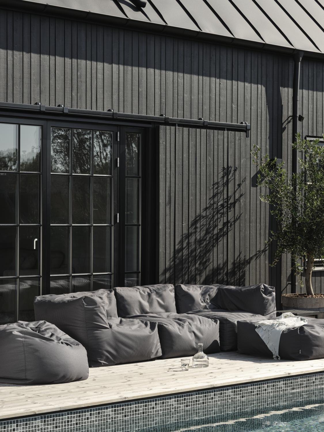 Låt denna mjuka fotpall blir den perfekta sista pusselbiten i uteplatsens loungehörna....