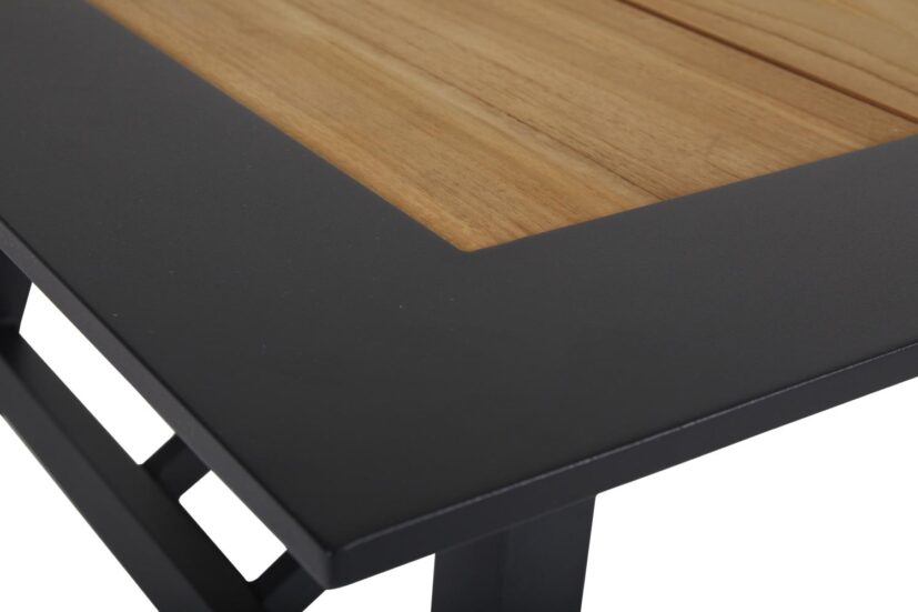 Matbord med aluminiumram och infälld topp bestående av tvärgående ribbor i teak. Matbord finns i...