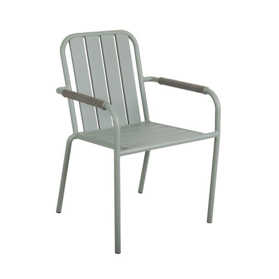 Breda ribbor i både rygg och sits gör denna karmstol till ett lika bekvämt som iögonfallande inslag...