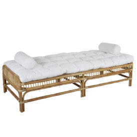 Sommaren är dagbäddens tid, denna mångsidiga möbel passar lika bra för en tupplur som för samtal...