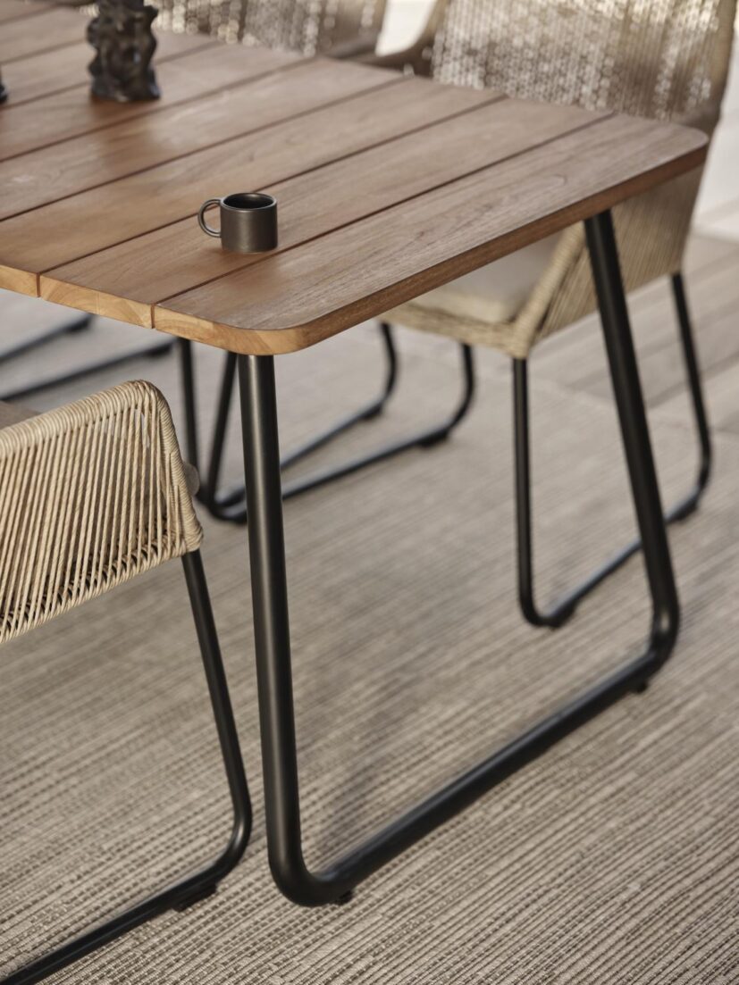 Ett matbord med plats för två eller tre längs med långsidan. Unik design i tidlösa material gör...