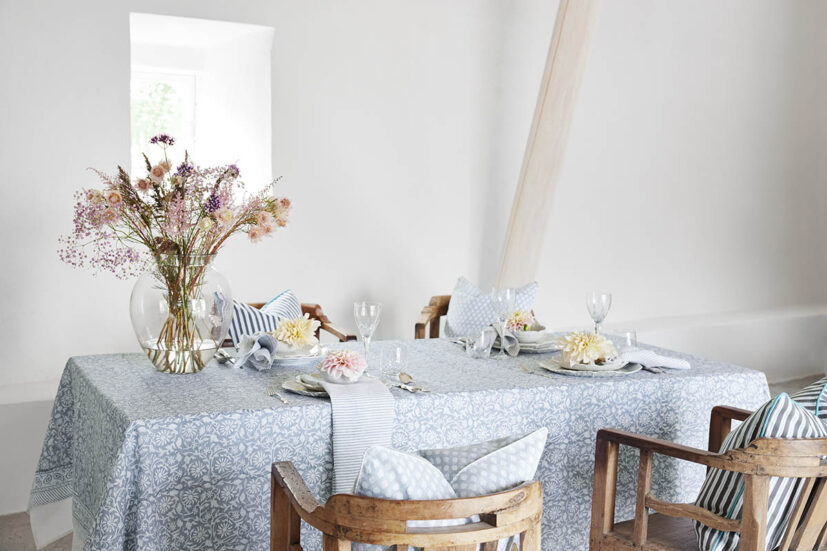 Bordsduk Linne Margerita cashmere blue 170x270 cm