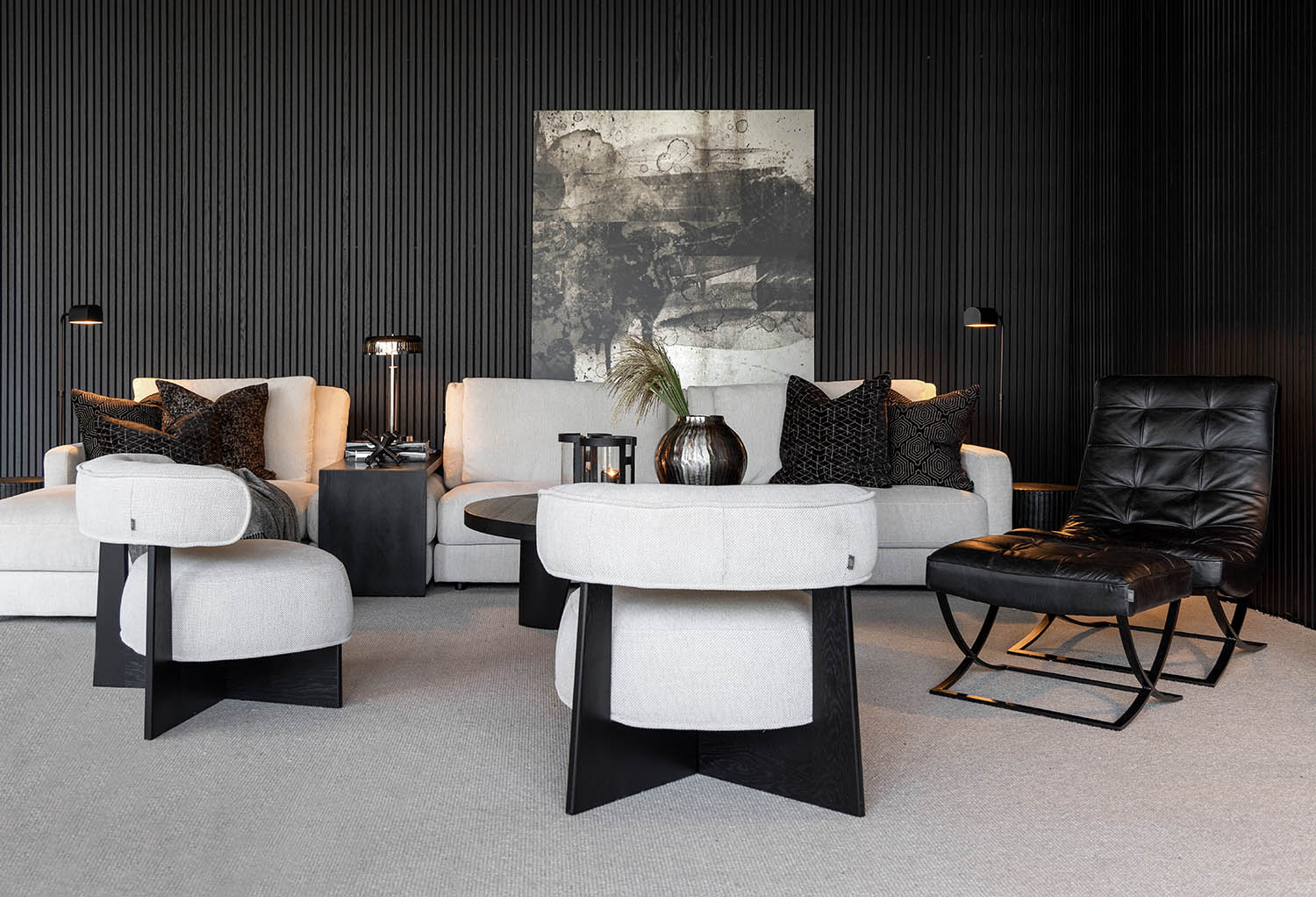 Armando vas rund svart nickel