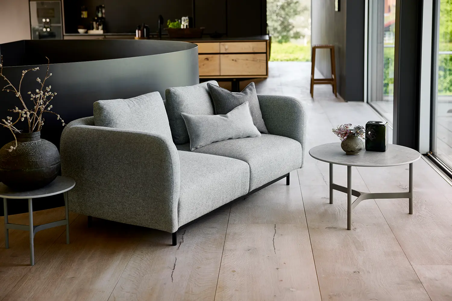 Aura 2-sitssoffa med höga armstöd