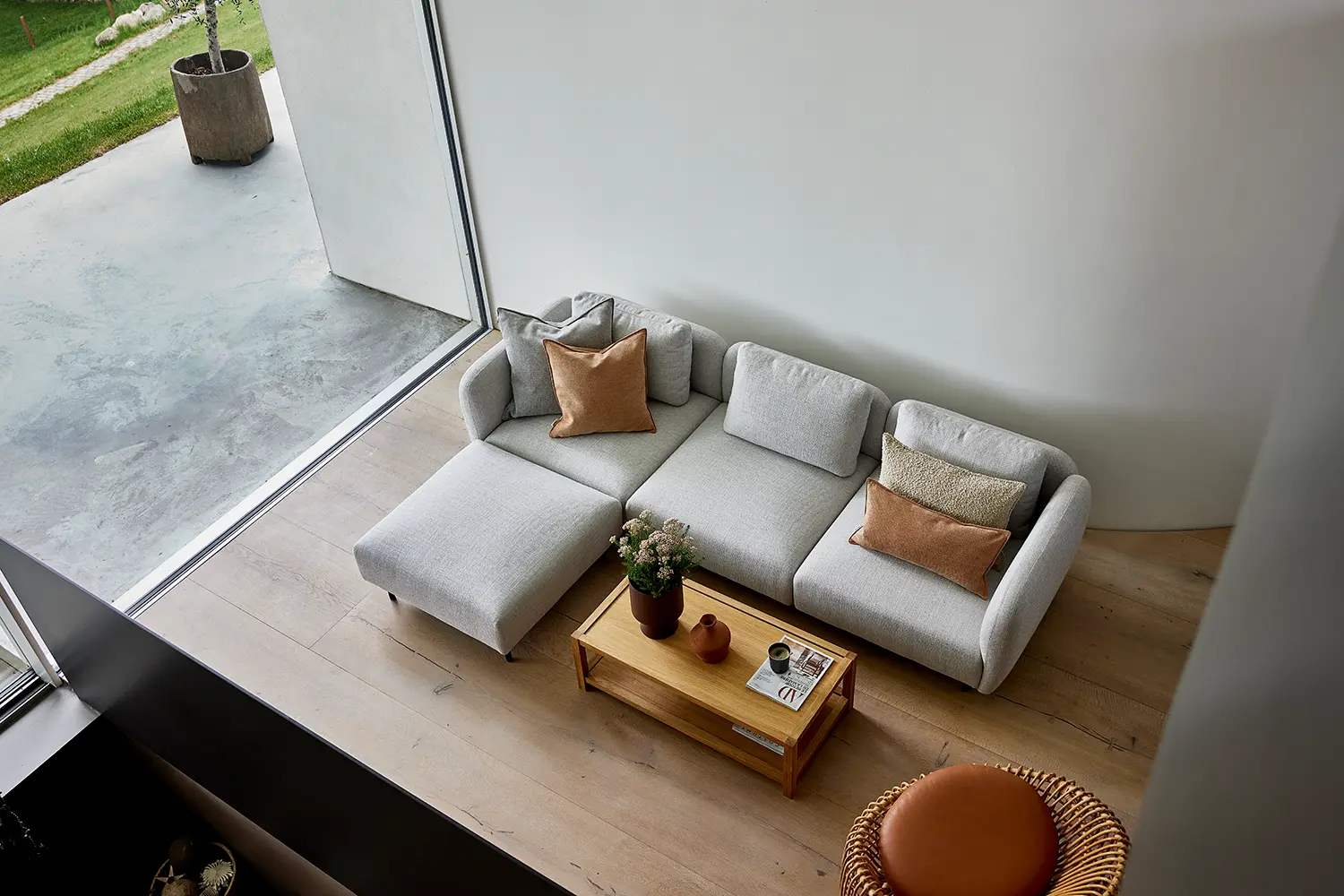 Aura 3-sitsdivansoffa med höga armstöd