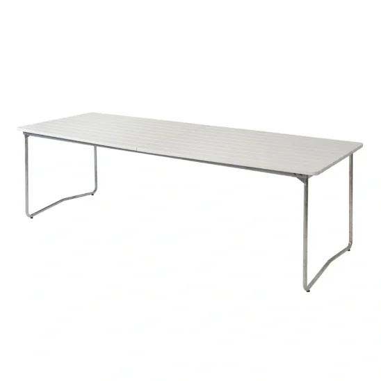 B31 230 i vit ek med varmförzinkat stativ.