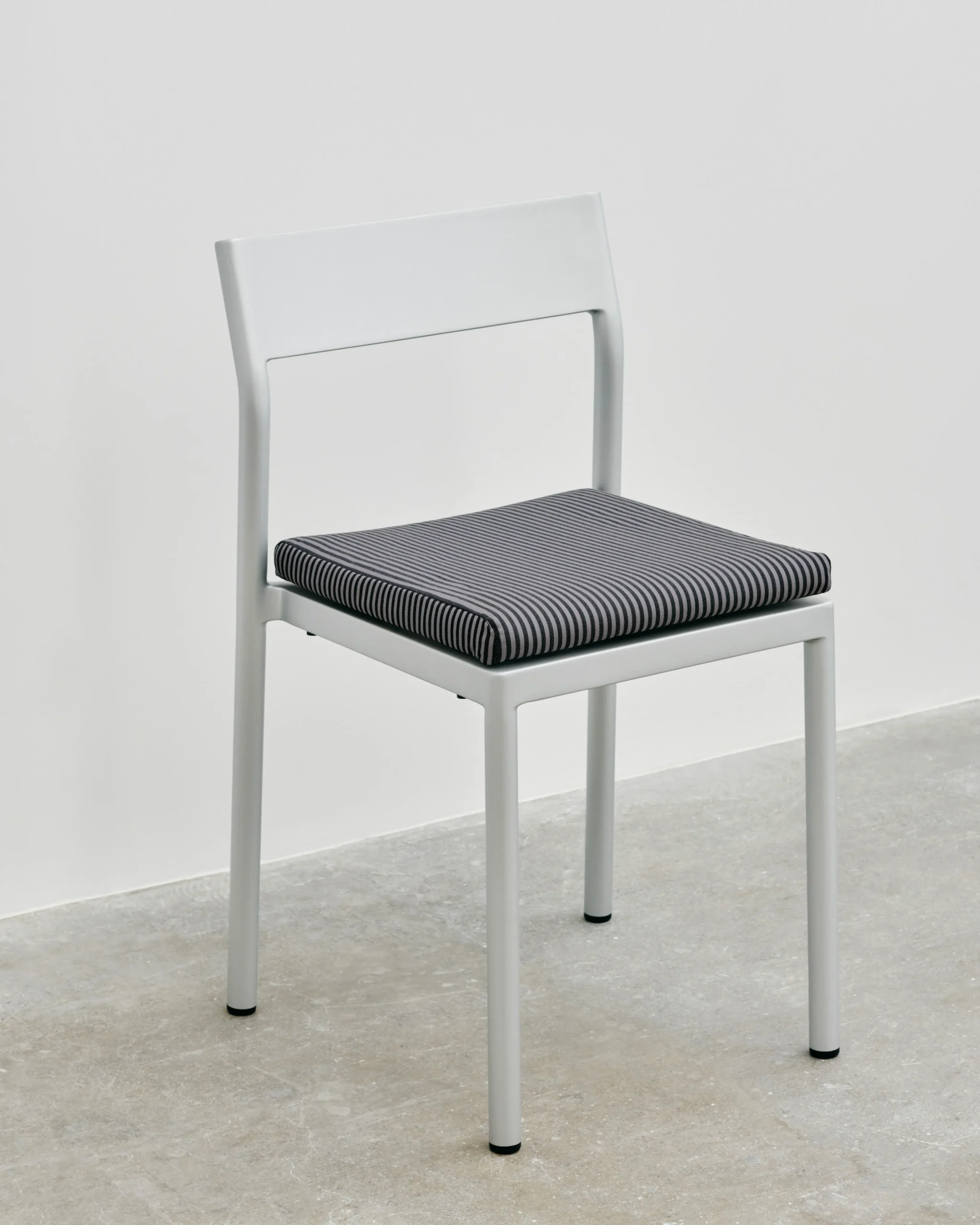 Type sittdyna till stol grå/svart randig