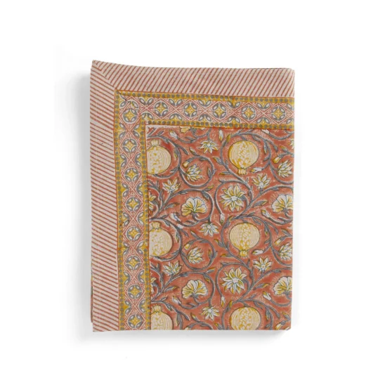 Tangier Pomegranate bordsduk i rostrött.