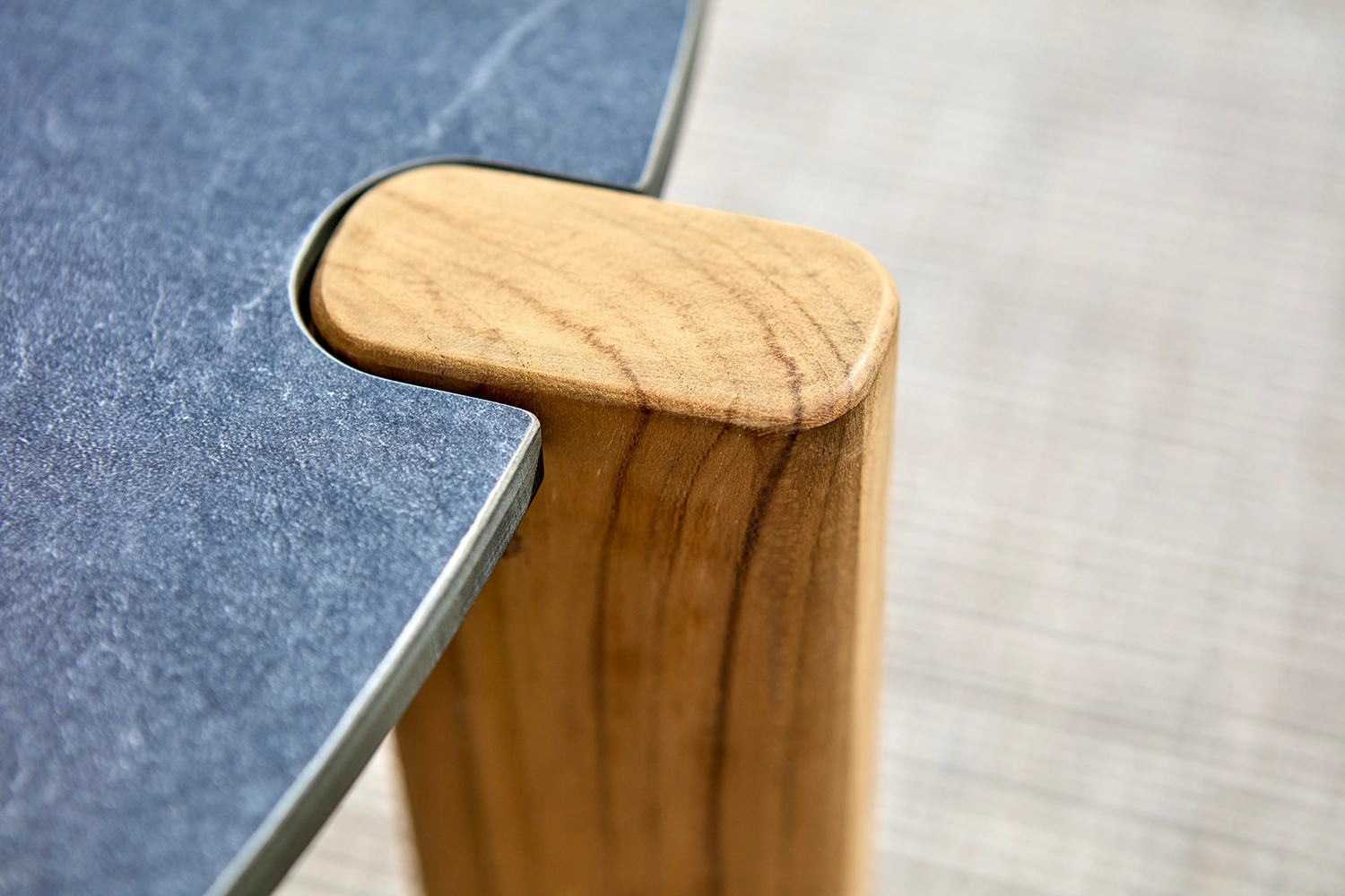 Domino soffbord antracit/teak Ø70 cm