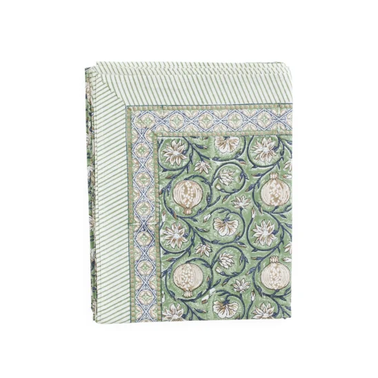 Bordsduk Tangier pomegranate mönstrad i grönt.