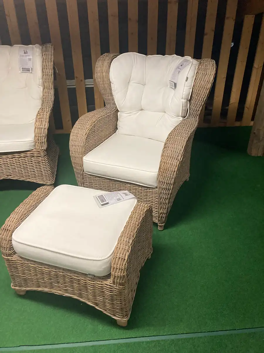 Jacksonville fåtölj och fotpall kubu grey