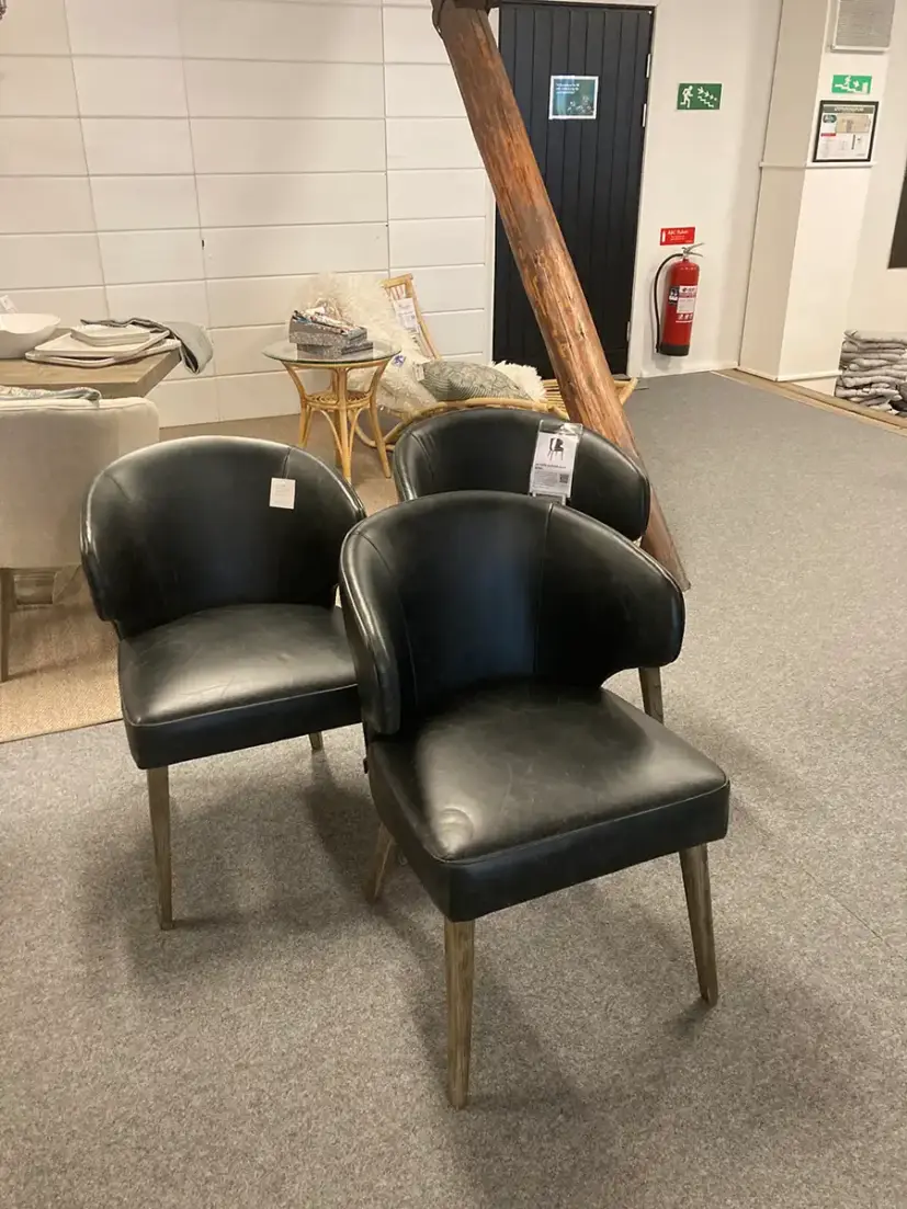 La Vella matstol svart skinn