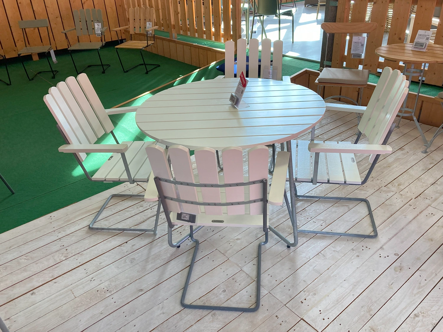 Klassikergrupp vit ek, Ø100 cm 4+1, inkl. dynor