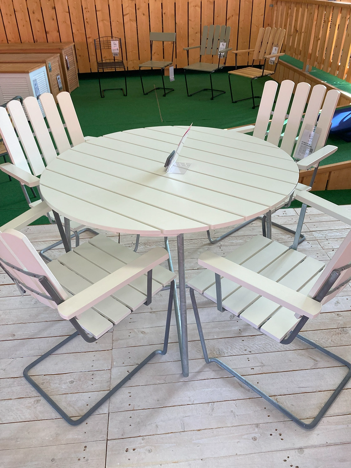 Klassikergrupp vit ek, Ø100 cm 4+1, inkl. dynor