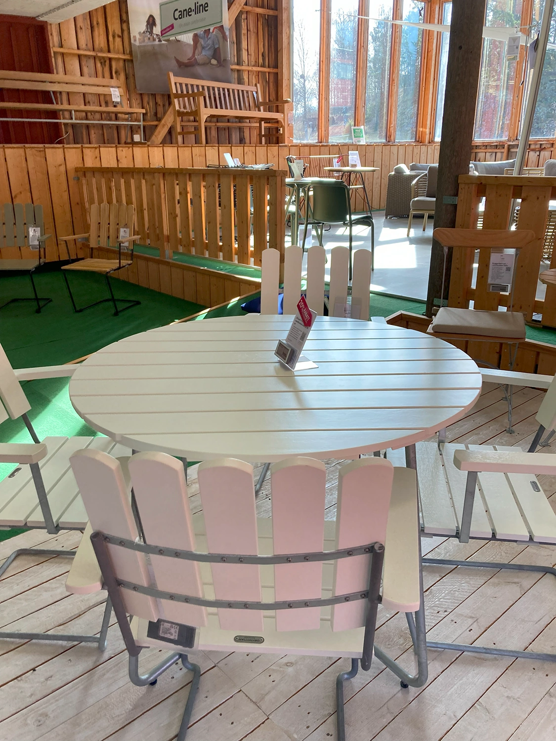 Klassikergrupp vit ek, Ø100 cm 4+1, inkl. dynor