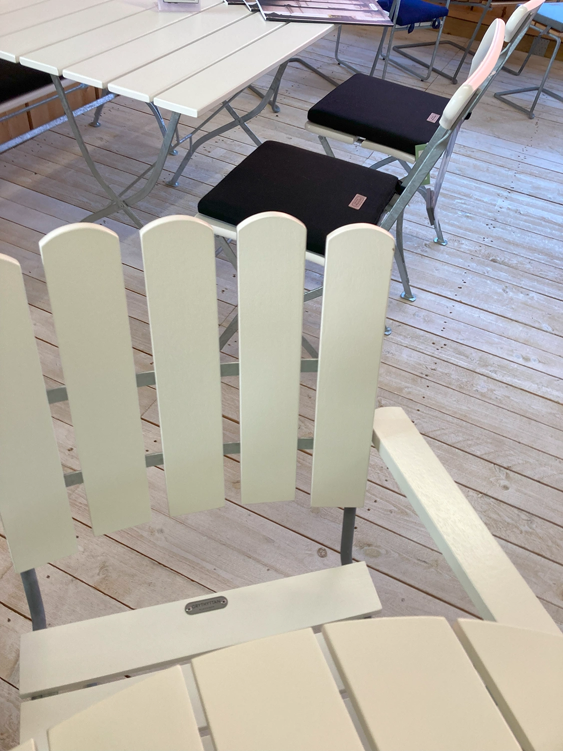 Klassikergrupp vit ek, Ø100 cm 4+1, inkl. dynor