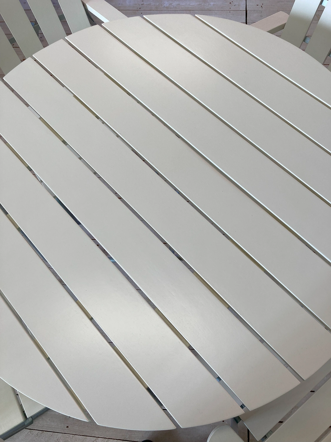 Klassikergrupp vit ek, Ø100 cm 4+1, inkl. dynor