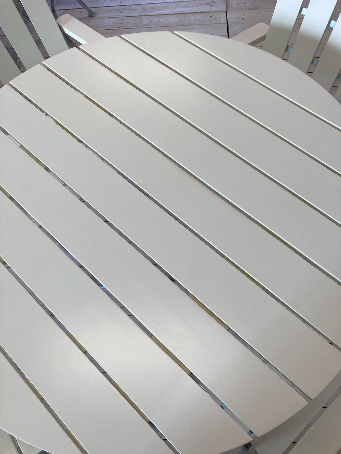 Klassikergrupp vit ek, Ø100 cm 4+1, inkl. dynor