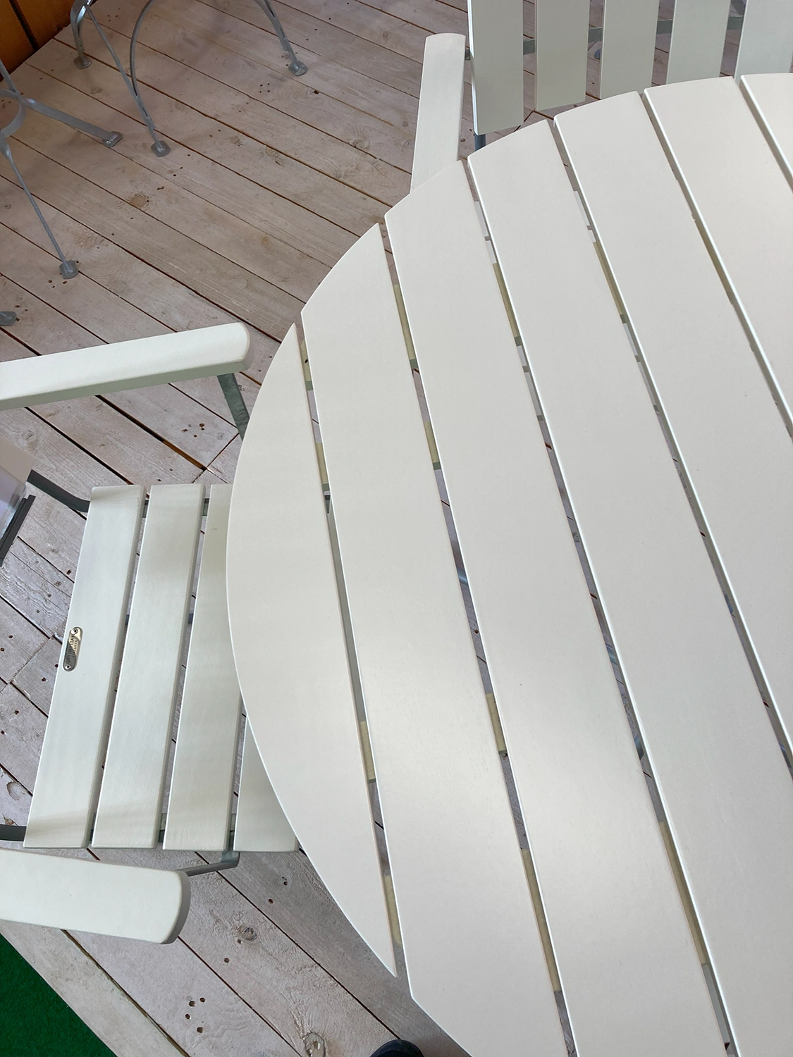 Klassikergrupp vit ek, Ø100 cm 4+1, inkl. dynor