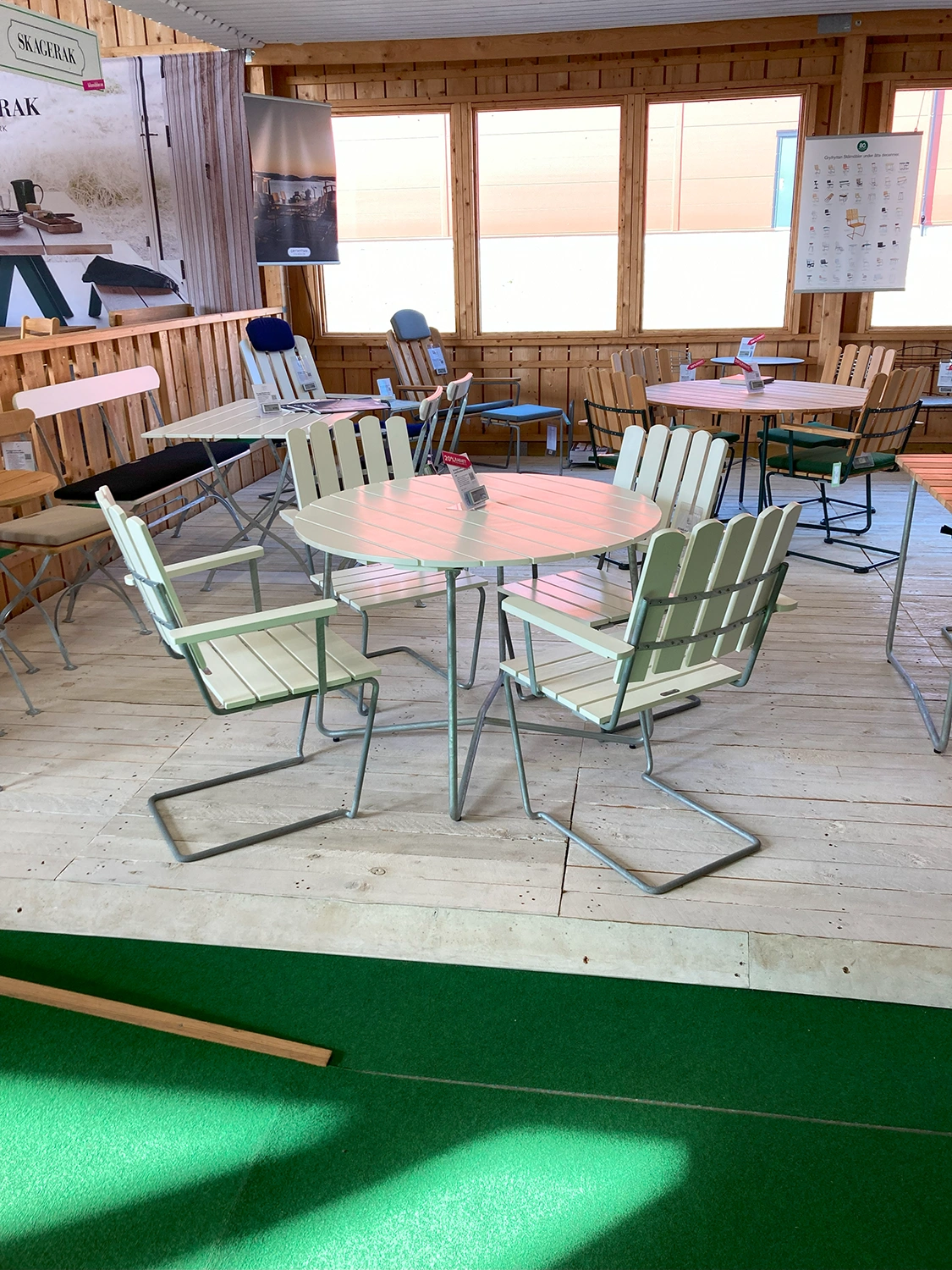 Klassikergrupp vit ek, Ø100 cm 4+1, inkl. dynor