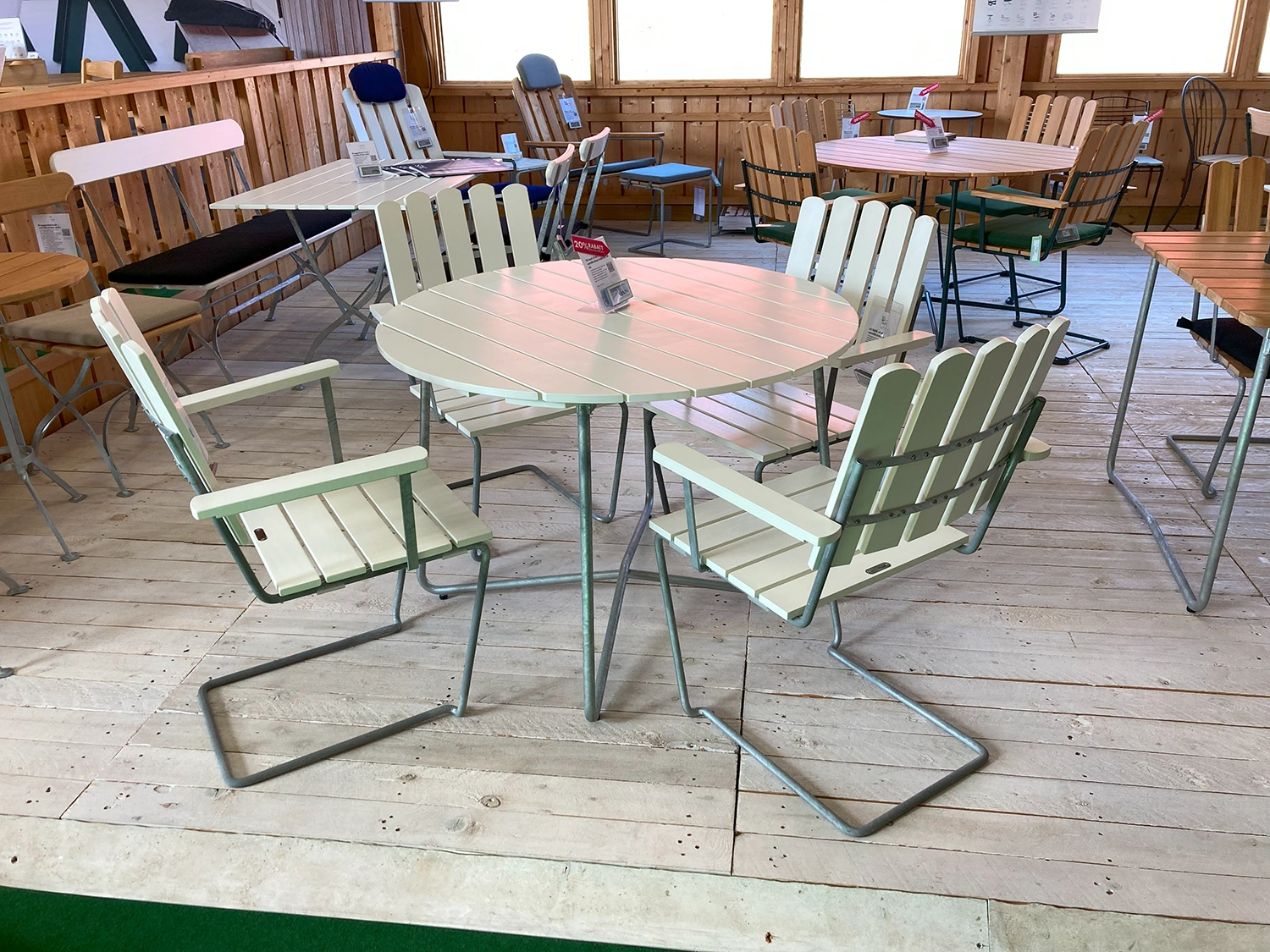 Klassikergrupp vit ek, Ø100 cm 4+1, inkl. dynor