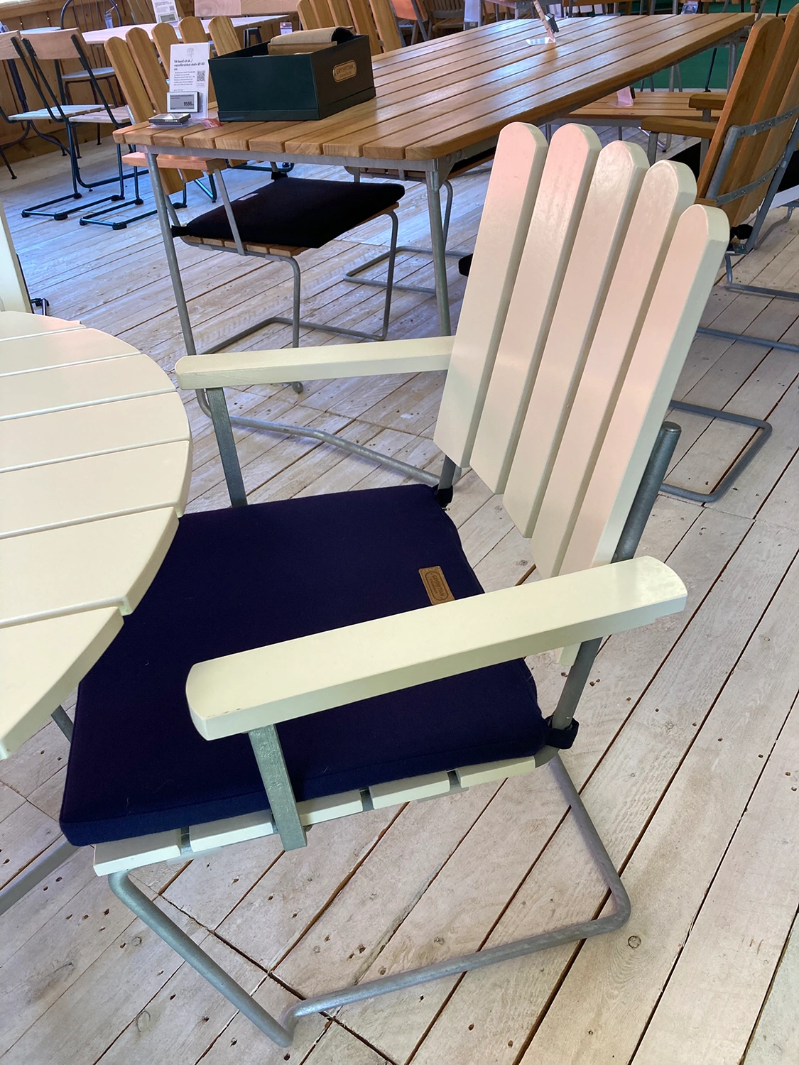 Klassikergrupp vit ek, Ø100 cm 4+1, inkl. dynor