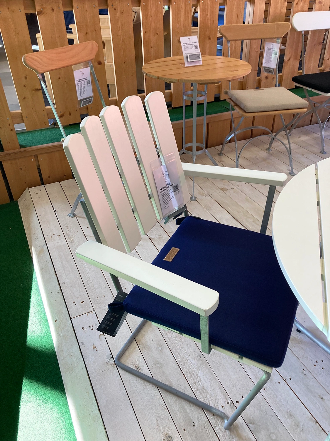 Klassikergrupp vit ek, Ø100 cm 4+1, inkl. dynor