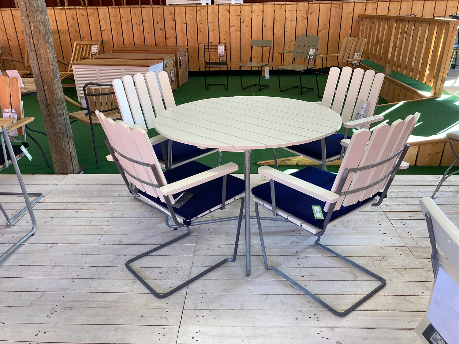 Klassikergrupp vit ek, Ø100 cm 4+1, inkl. dynor