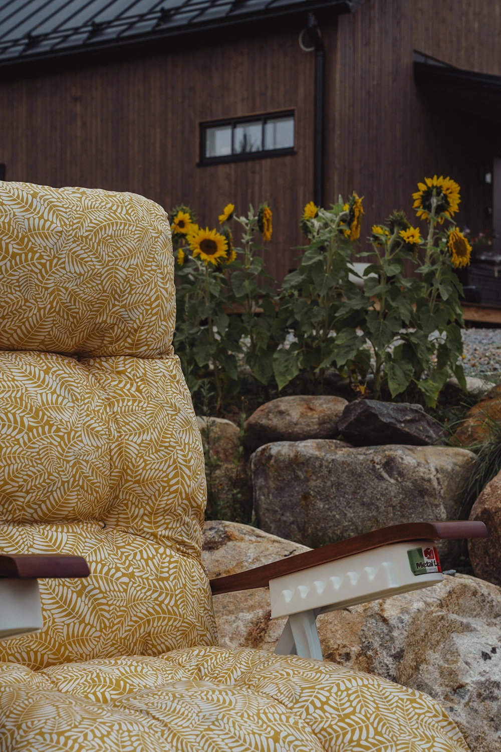 Varax Baden Baden stol med träarmstöd - vit/Ferndance