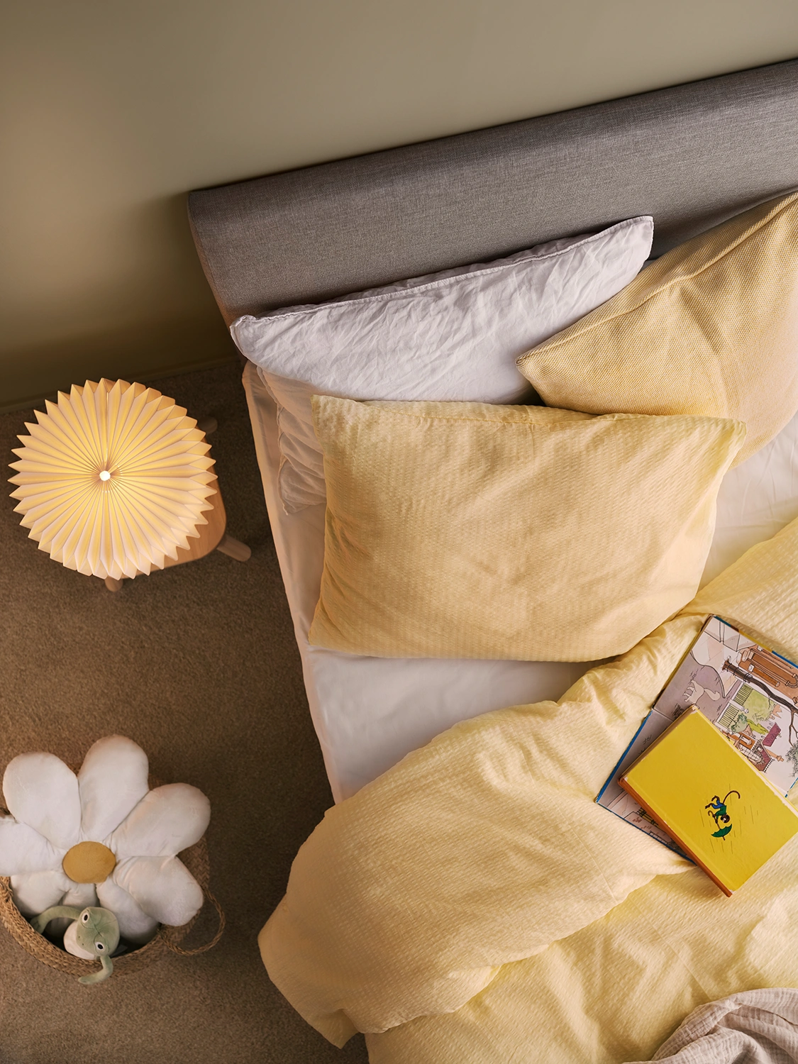 Family Start ramsäng i tyget Bjärnum grå med sänggavel och gula sängkläder. Sängen står i ett rum som ser ut att vara ett barnrum.