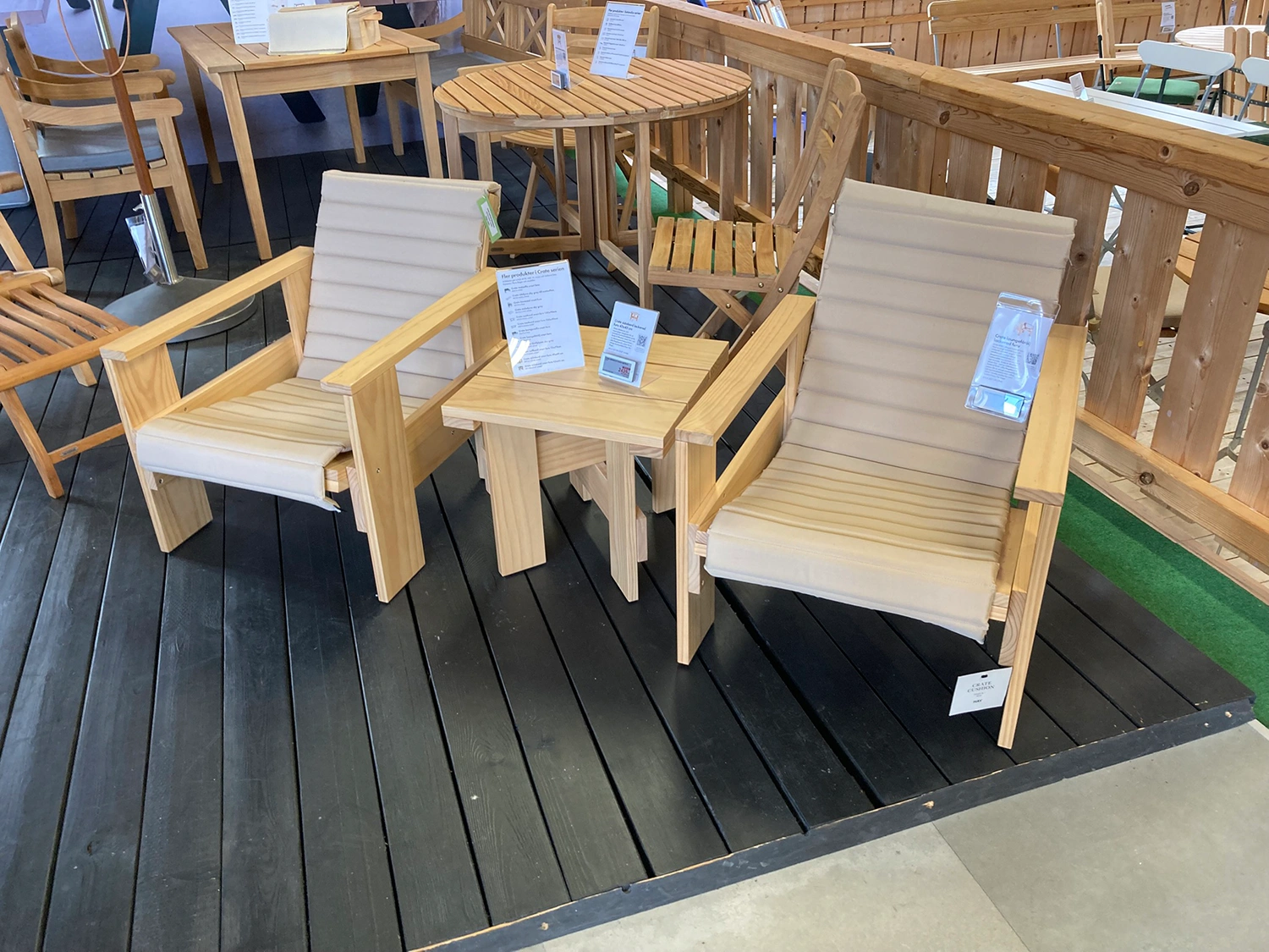 Crate fåtöljgrupp lackerad furu