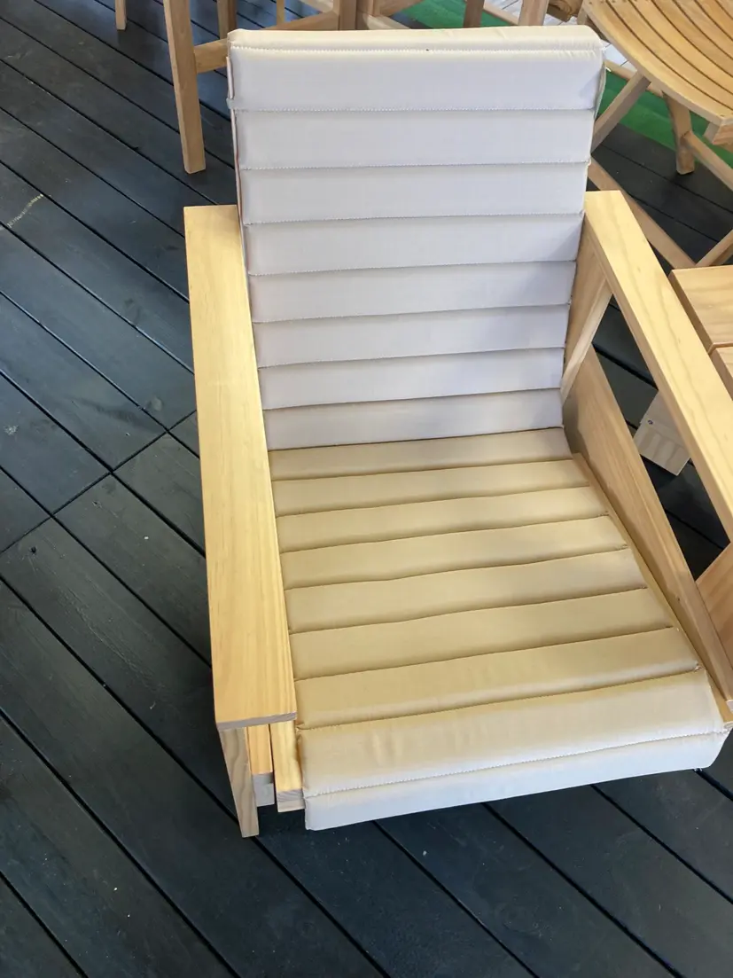 Crate fåtöljgrupp lackerad furu