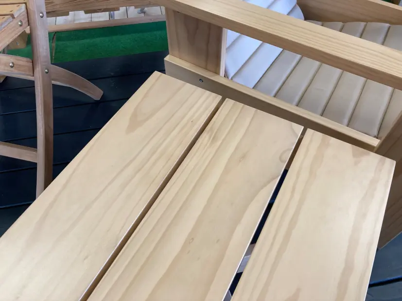 Crate fåtöljgrupp lackerad furu