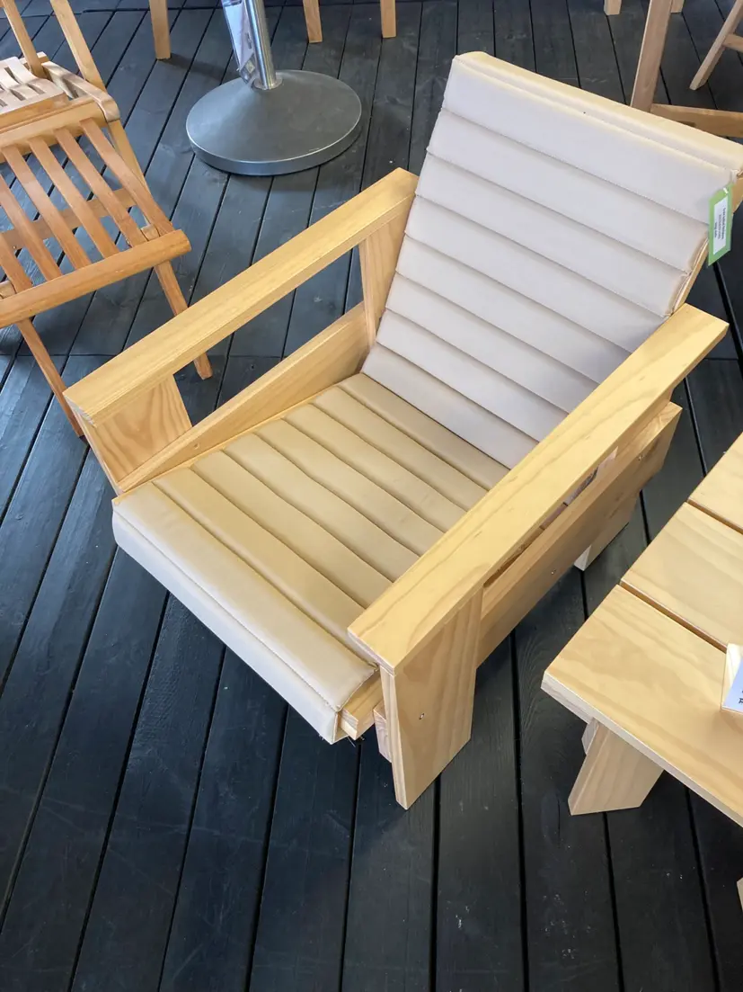 Crate fåtöljgrupp lackerad furu