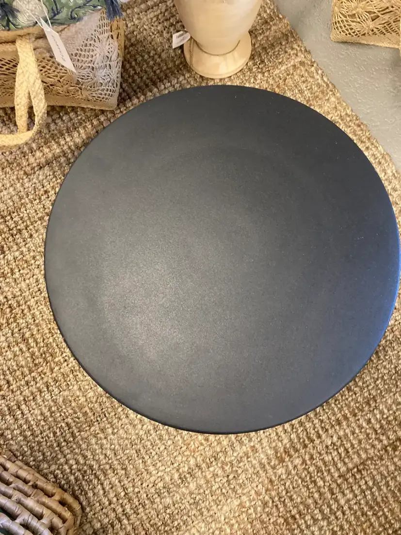 Akhila pelarbord mattsvart Ø41 cm
