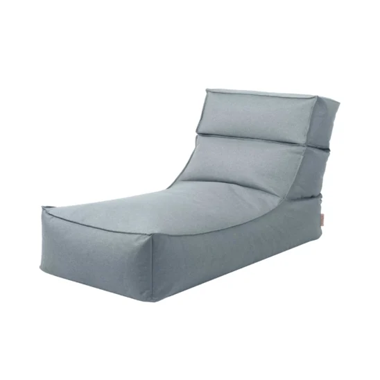 Stay Lounger vilfåtölj från Blomus i tyget ocean, bild snett från sidan.