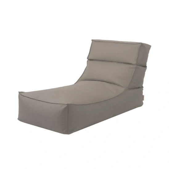 Stay lounger vilstol i tyget taupe, bild tagen snett framifrån