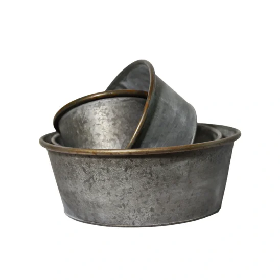 Tre stycken zinkkrukor med rullad kant staplade i varandra.