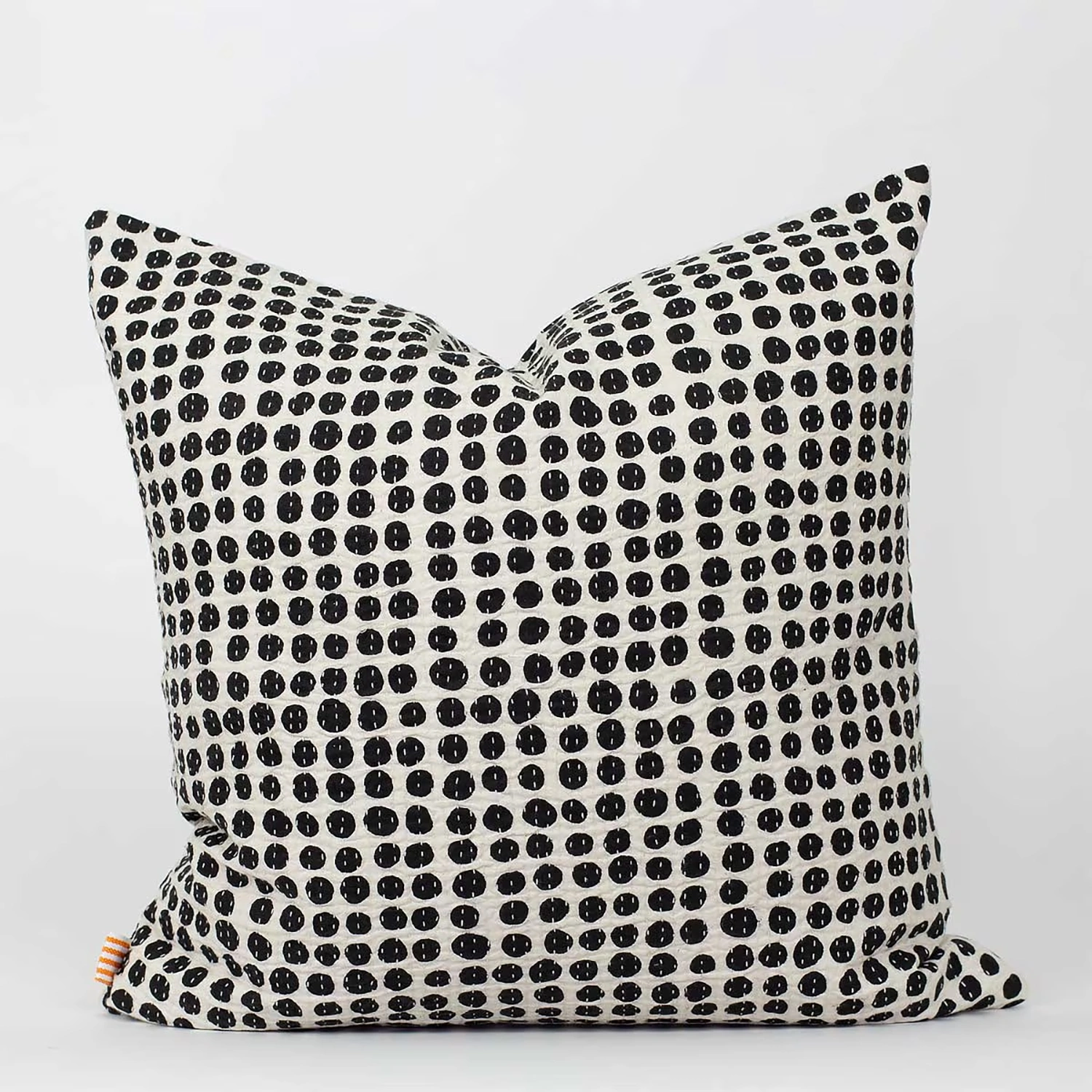 Kuddfodral Dots vit/svart 50x50 cm